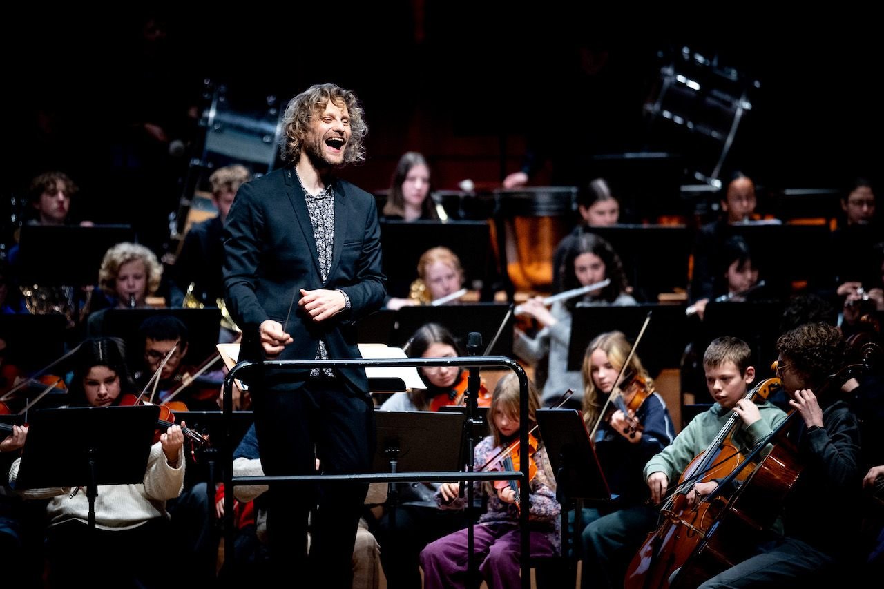 Orchestra Director having fun during AMAJ Onder Ons (2024)