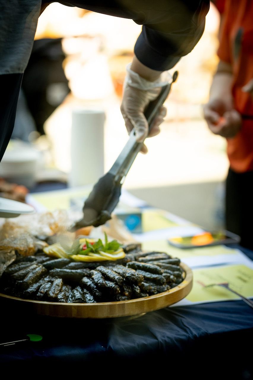Serving dolmades during MOOOV Lier Mercado (2025)