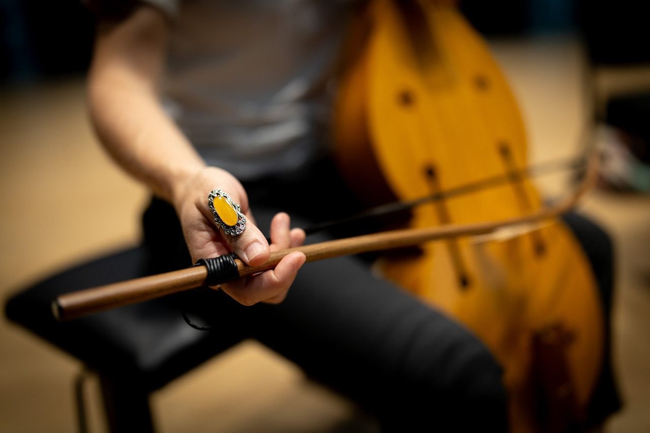 Detail of hand an bow for historical gamba at AMUZ during Laus Polyphoniae (2025)