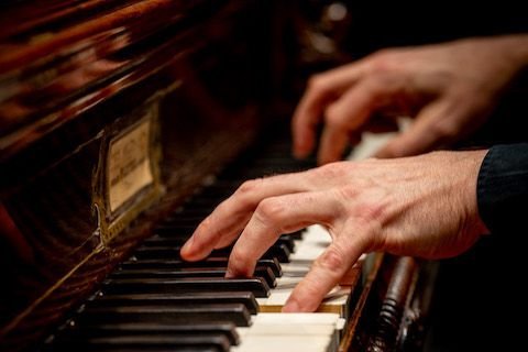 Florent Albrechts Fingers on piano keyboard during AMUZ inPrimeTime (2023)