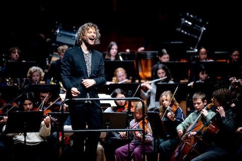 Orchestra Director having fun during AMAJ Onder Ons (2024)