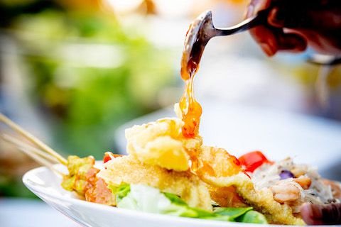 Finishing a plate before serving during MOOOV Lier Mercado (2025)