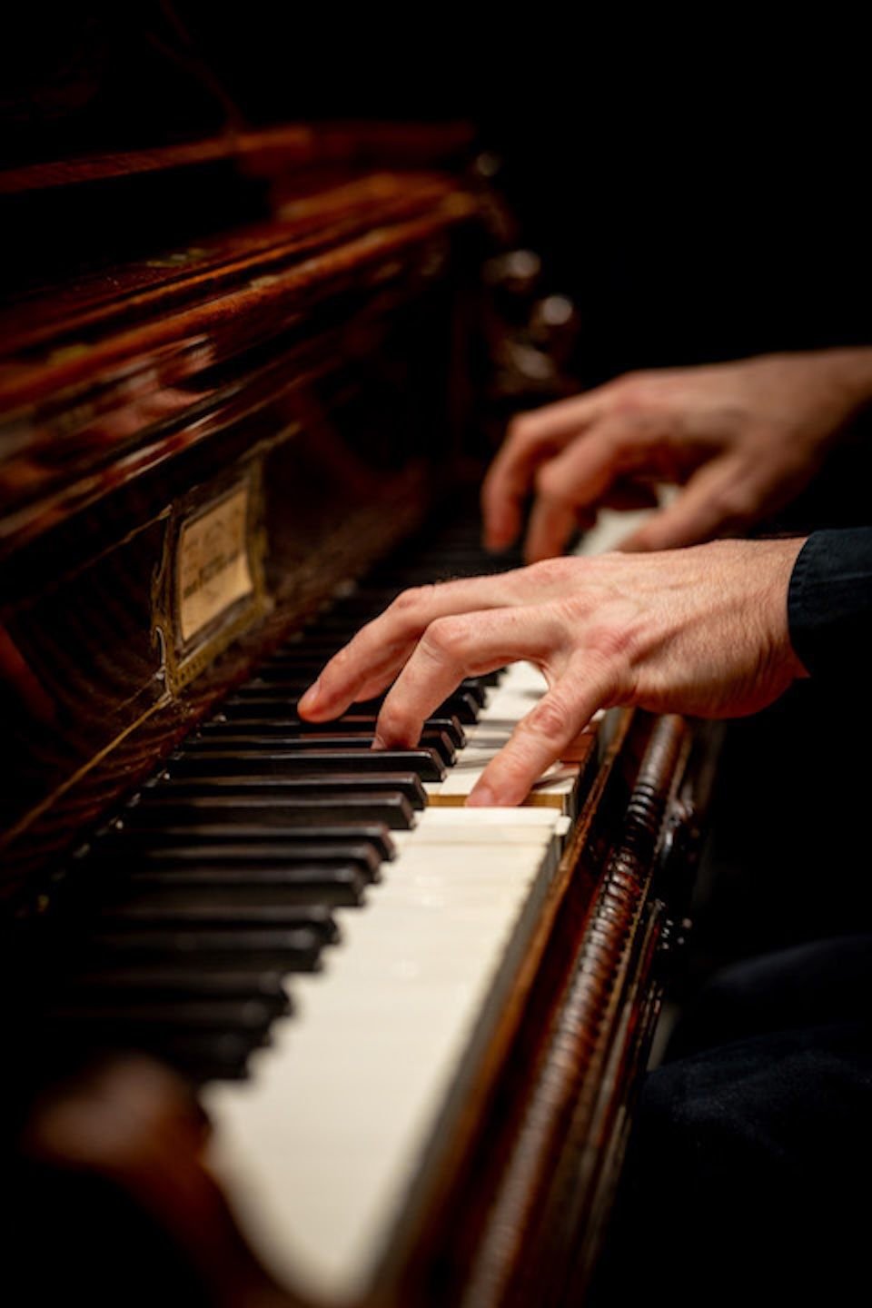 Florent Albrechts Fingers on piano keyboard during AMUZ inPrimeTime (2023)