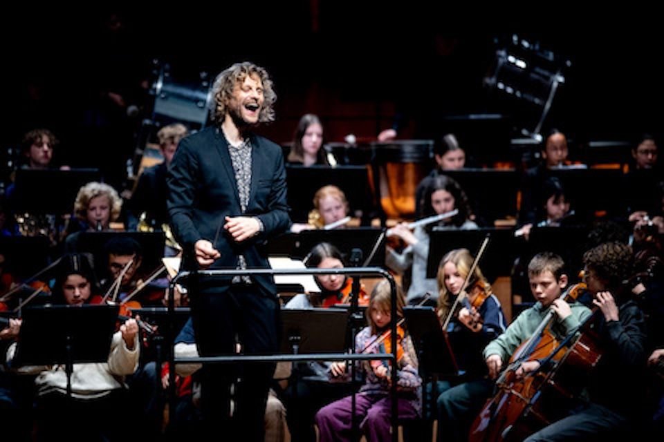 Orchestra Director having fun during AMAJ Onder Ons (2024)