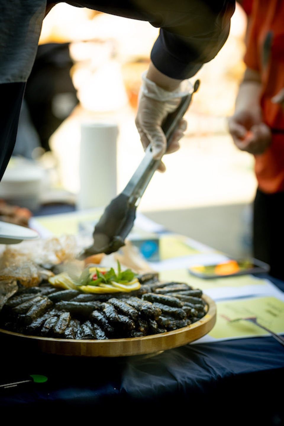 Serving dolmades during MOOOV Lier Mercado (2025)